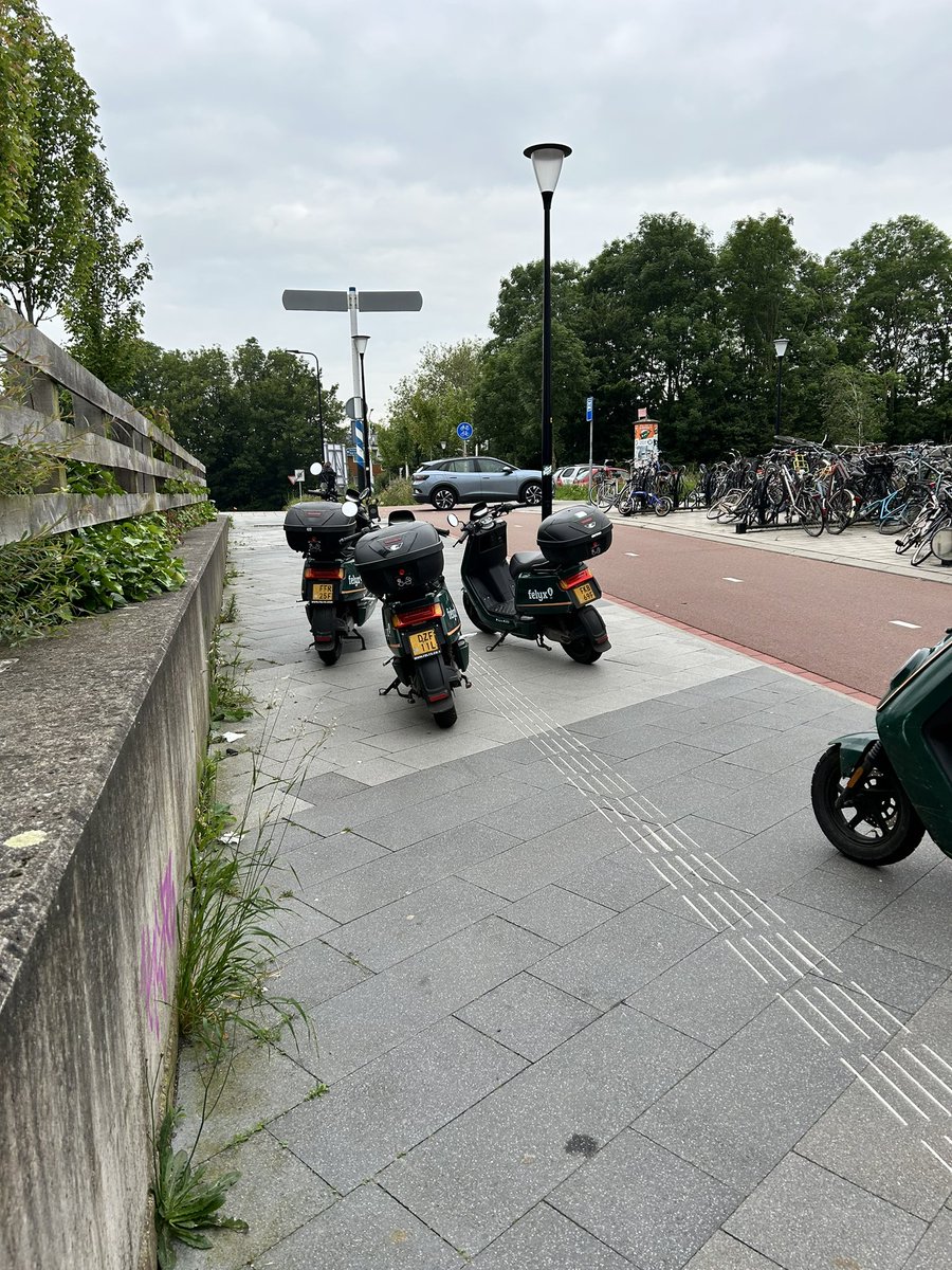 Dit keer zelfs 4 scooters van <a href="/ridefelyx/">felyx</a> bij metrohalte Rodenrijs op de stoep en over de blinden- en slechtzienden strook. Met juiste stallingsplek vlakbij.. <a href="/visuelehandicap/">visuelehandicap</a>