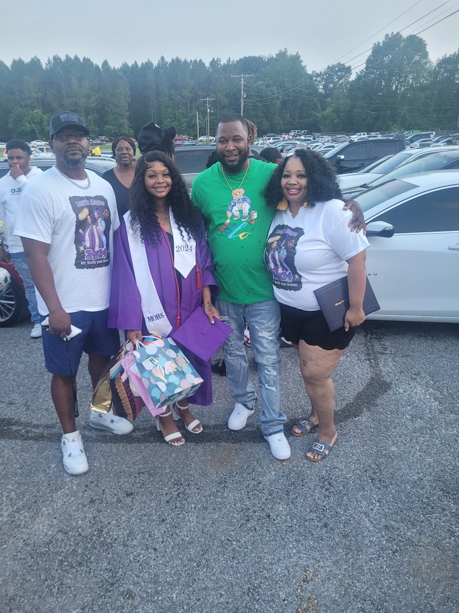 dmagee77's tweet photo. So proud of my daughter and niece on graduating out of high school. https://t.co/nCRRN3z0Bv