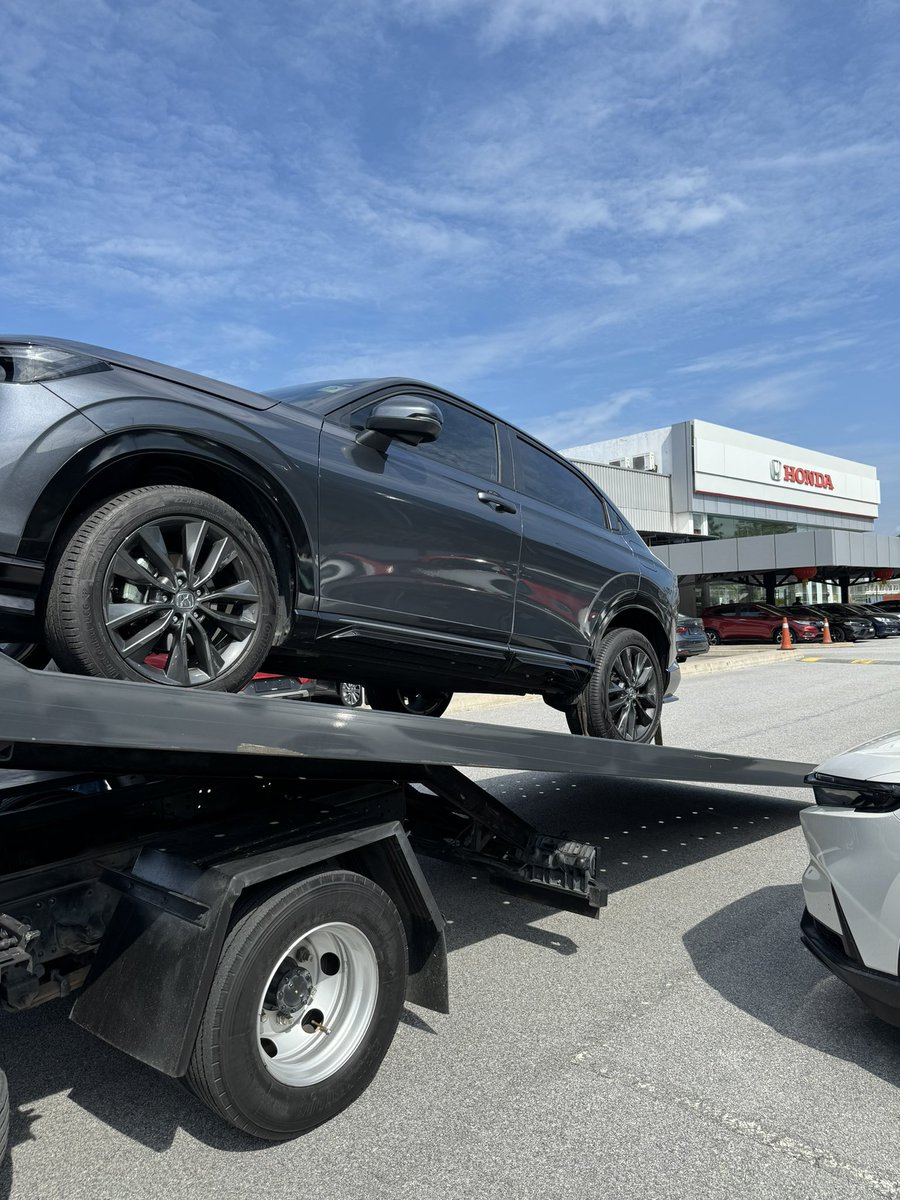 adzman86's tweet photo. Kepada sesiapa berhajat nak beli Honda RS (apa-apa model hybrid) kena fikir masak-masak. Kereta bagus tapi after sales teruk sangat! 

Tayar kereta HR-V RS saya pecah terlanggar objek di lorong kanan lebuhraya PLUS sebelum susur keluar Tanjung Malim sekitar jam 0530. Telefon Honda Insurance (HIP), mereka hanya mampu tunda kereta ke pusat servis (SC) terdekat. Nasib baik ada trak PLUS bantu tunda keluar ke exit dan trak HIP hanya sampai jam 1015, dekat 5 jam tunggu. Dan apa yang saya alami selepas itu betul2 menyakitkan hati. 

Bayangkan hampir semua SC tak simpan stok tayar dan paling awal kena tunggu 2 hari ( agak2 lah tayar pecah kena tinggal kereta 2 hari! ). Dah lah nak tunda ke bengkel luar pakej insurans menyakitkan hati. Selepas tunda ke SC, kalau nak keluar kena bayar sendiri!

Harap @paultantk boleh bantu ketengahkan isu ini sebab akaun X @HondaMY pun last aktif 2013. Lepas ni nak urus claim dengan @plus2u dan @plustrafik pula tengok apa cerita harap dipermudahkan.