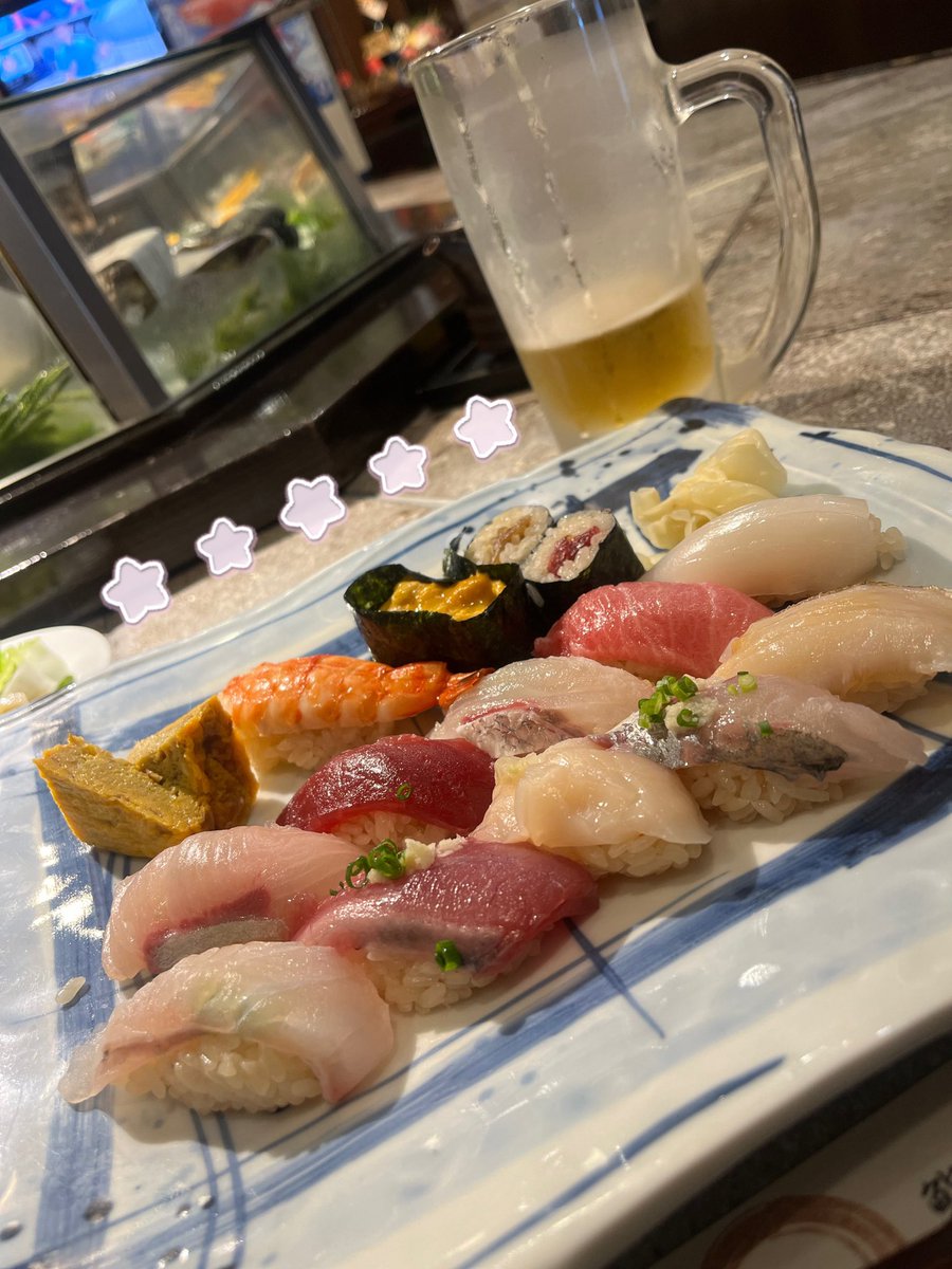 朝からドライブで目的地決めずに山まで行った後に帰ってきてお寿司ランチしてきた🍣🍣🍣
このクオリティでサラダに前菜と汁物とデザートもついて3000円はコスパ良すぎて幸せ🍣💖🥹✨