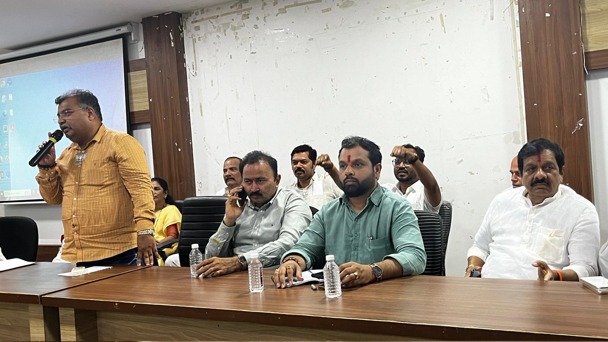 ivikrantpatil's tweet photo. 📍पनवेल

आज पनवेल येथे आगामी कोकण पदवीधर विधान परिषद निवडणूकीनिमित्त पूर्व नियोजन बैठक आयोजित करण्यात आली होती. यावेळी बैठकीला मतदारसंघातील पक्षाचे सर्व पदाधिकारी उपस्थित होते.
@narendramodi @AmitShah @JPNadda @BJP4India

#कोकण_पदवीधर_विधान_परिषद #graduateselection #bjp4maha https://t.co/AB6iegwNrD