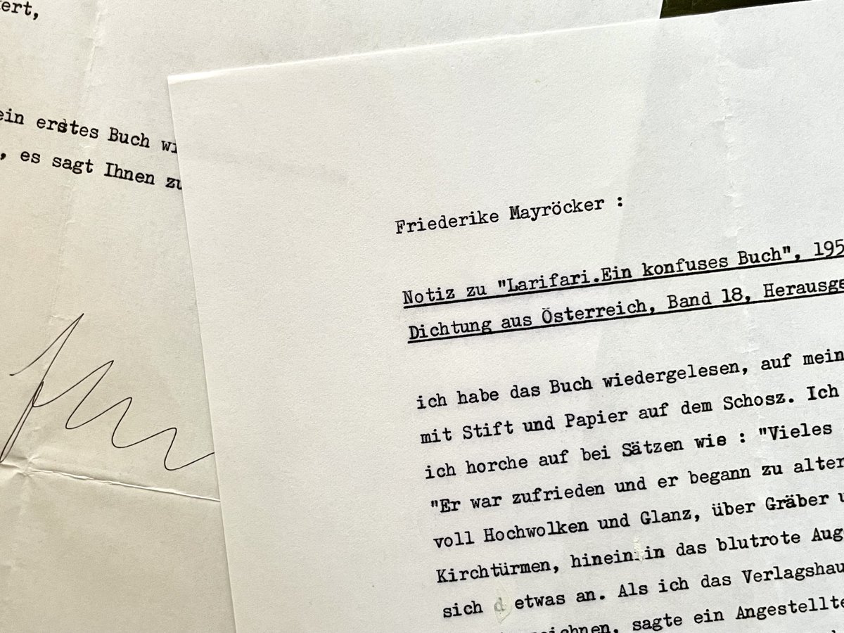 ... und zwei Briefe von Friederike Mayröcker, die darauf hindeuten, daß die Tastatur ihrer Schreibmaschine kein ß kennt, denn sie schickt „herzliche Grüsze“. Hier weiterlesen 👉🏼 Alle meine Toten. Eine Geschichte in „Wolken und Kastanien“: steadyhq.com/de/renatus-dec…