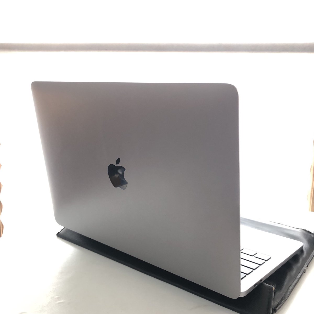 pecirkcid's tweet image. WTS

MacBook Pro 2020 M1 13&quot; (space Grey) 

- RAM 8GB
- SSD 512GB
- Fullset Box
- Garansi habis
- Kondisi Mulus terawat no minus 100% normal

Harga 15jt (Nego) lebih detail bisa DM 
COD Bandung Kota Pahlawan-Cibeunying-Dago-ciumbeuleuit

#wts #macbookproM1