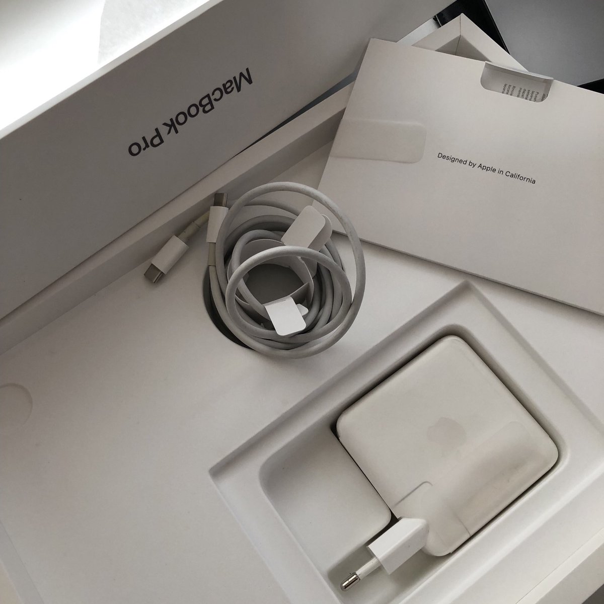 pecirkcid's tweet image. WTS

MacBook Pro 2020 M1 13&quot; (space Grey) 

- RAM 8GB
- SSD 512GB
- Fullset Box
- Garansi habis
- Kondisi Mulus terawat no minus 100% normal

Harga 15jt (Nego) lebih detail bisa DM 
COD Bandung Kota Pahlawan-Cibeunying-Dago-ciumbeuleuit

#wts #macbookproM1