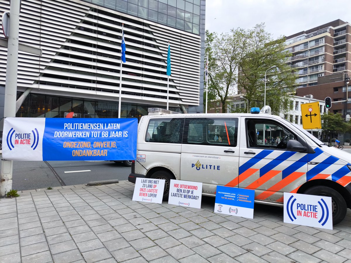 politieacties's tweet photo. We voeren actie bij de Tweede Kamer in #DenHaag. Wij zullen onze sirenes laten horen als de stemming over de Regeling Vervroegd Uittreden plaatsvindt. Politiemensen doen #zwaarwerk en verdienen het om eerder, gezond en betaalbaar te kunnen stoppen met hun werk.
#politie #rvu https://t.co/tUuXXO1UGh