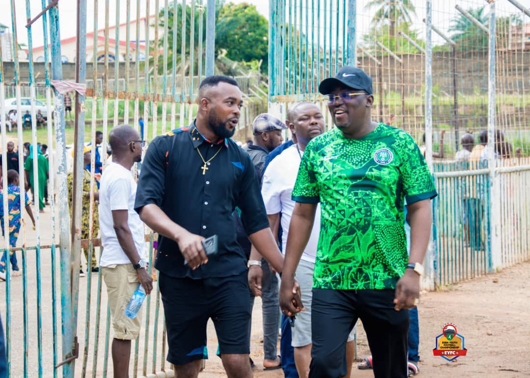 EYFCCup's tweet photo. 𝐎𝐔𝐑 𝐀𝐏𝐏𝐑𝐄𝐂𝐈𝐀𝐓𝐈𝐎𝐍

COMRADE ‘KUNLE SODIPO,
SSA Media and Publicity to the National Chairman, Police Community Relations Committee.

He donated 100 copies of his book which were distributed among the 4 semifinalists and some other participants 🙏🏽

#2024EYFC https://t.co/ouM1WabwDI