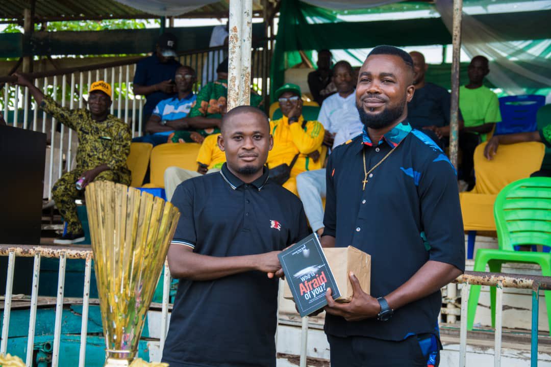 EYFCCup's tweet photo. 𝐎𝐔𝐑 𝐀𝐏𝐏𝐑𝐄𝐂𝐈𝐀𝐓𝐈𝐎𝐍

COMRADE ‘KUNLE SODIPO,
SSA Media and Publicity to the National Chairman, Police Community Relations Committee.

He donated 100 copies of his book which were distributed among the 4 semifinalists and some other participants 🙏🏽

#2024EYFC https://t.co/ouM1WabwDI