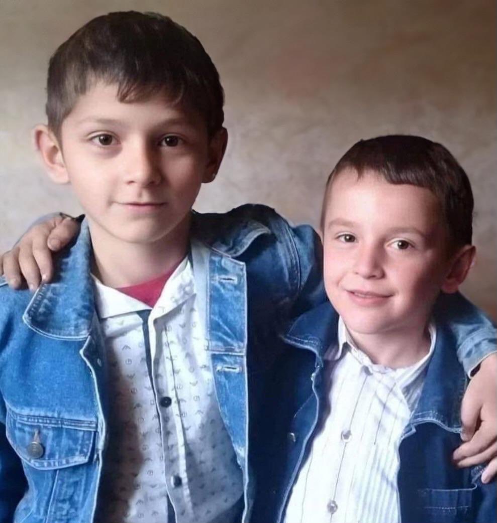 _Artaxias_'s tweet photo. Ces deux petits garçons sont morts parce qu’ils étaient arméniens.
Nver, 10 ans, et son petit frère Mikayel, 8 ans, ont été assassinés dans leur village de Sarnaghbyur par des soldats réguliers de l’armée azerbaïdjanaise, lors de l’attaque du 19/09/2023 contre le Haut-Karabagh #Artsakh.
L’un a eu le crâne fracassé, le second a été égorgé.
 
Des dizaines d’autres enfants ont été torturés, mutilés, exécutés, lors de cette opération d’épuration ethnique.
Les réseaux sociaux azerbaïdjanais ont relayé des appels à traquer les enfants arméniens, à les violer, à les découper en morceaux et à les donner à manger aux chiens.
 
Des milliers d’enfants du Haut-Karabagh ont été privés de nourriture, de soin, d’école, pendant les neuf mois de blocus qui ont précédé l’offensive de septembre.
Des milliers d’enfants traumatisés qui ont aujourd’hui perdu leurs maisons, souvent des proches.
 
Des milliers d’enfants arméniens victimes de la politique de haine ethnique anti-arménienne conduite par la dictature azerbaïdjanaise.
 
Que fait la Cour Pénale Internationale @CourPenaleInt #CPI ? Quelles sanctions ont été prises par les démocraties occidentales contre la pétro-dictature du Caucase ?
 
En ce 4 juin, Journée Internationale des enfants victimes innocentes de l’agression, n’oublions pas ces enfants.
#SanctionAliyev
#SanctionAzerbaijan
#StandWithArmenia