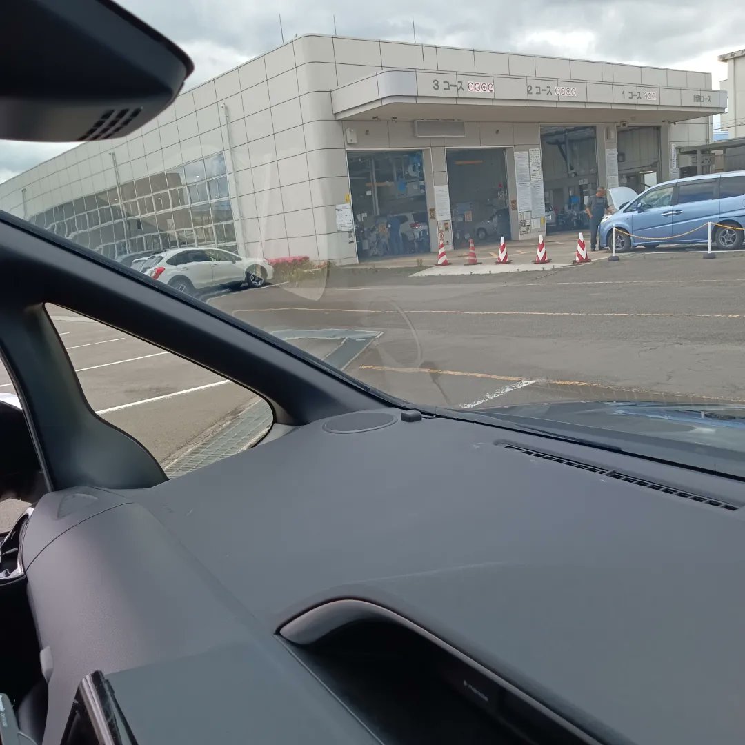 aizawa39's tweet photo. #voxy 
#80VOXY
#ユーザー車検
#陸運支局

本日、80VOXYの車検でした。
今回は初車検なのでメンテをし
陸運支局でユーザー車検で受けました。
無事合格。2年間乗れる
権利を頂きました。
もちろん予備車検を受けました。
光軸かなり狂ってたな？
新車のときからかな？ https://t.co/Yi7O4eDjow