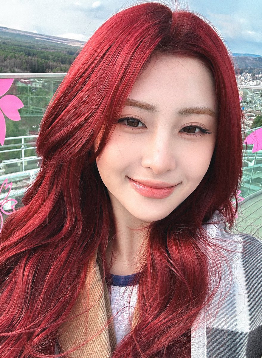 yunjin (@huhyunjinpics) on Twitter photo 
