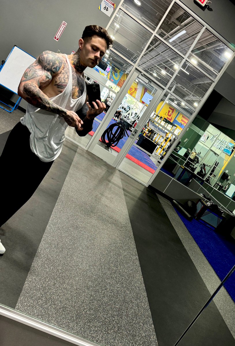 rriccky_'s tweet photo. fitness or whatever https://t.co/uXxeDFh4sG