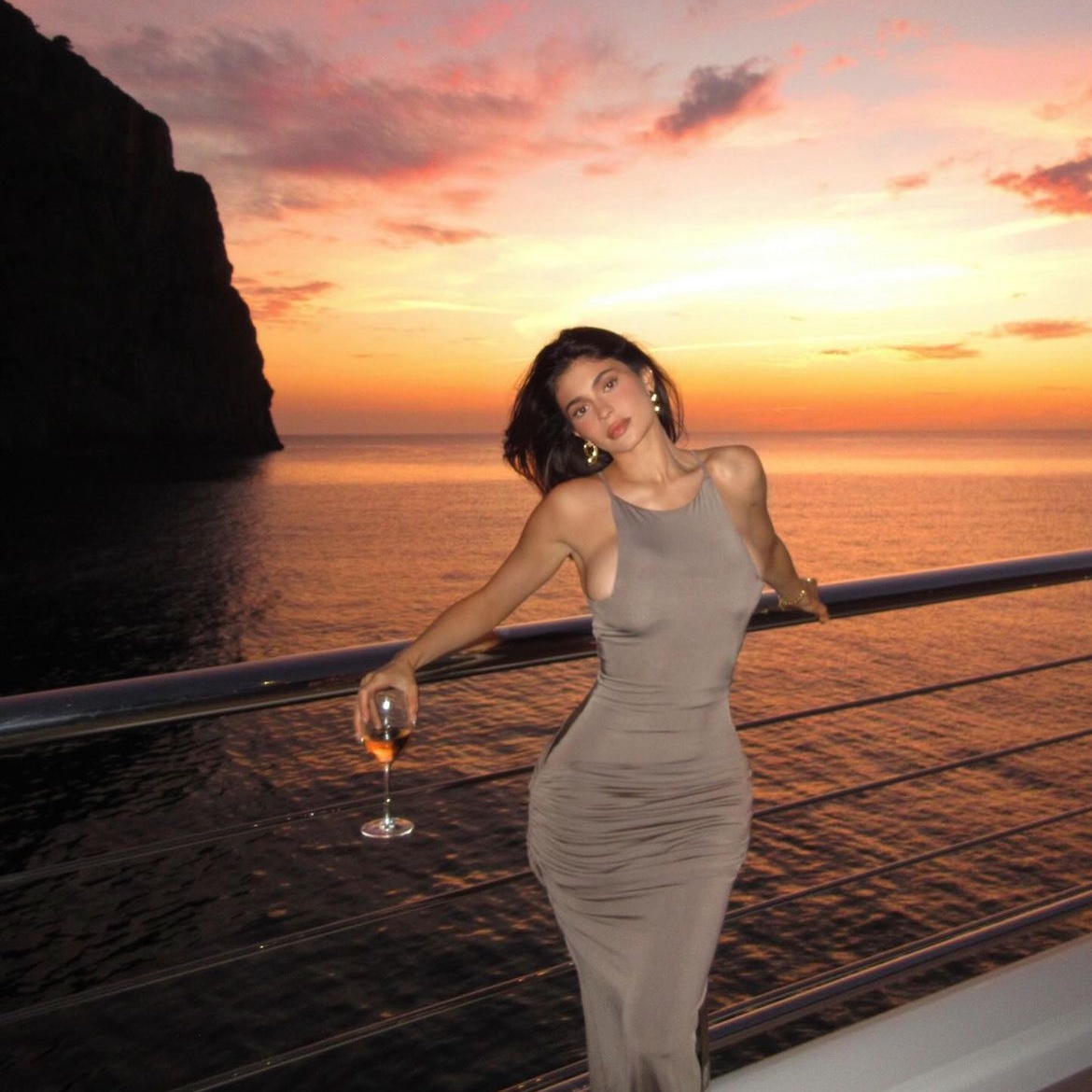 quenosurti's tweet photo. les jenner per mallorca https://t.co/louUTGi3iW