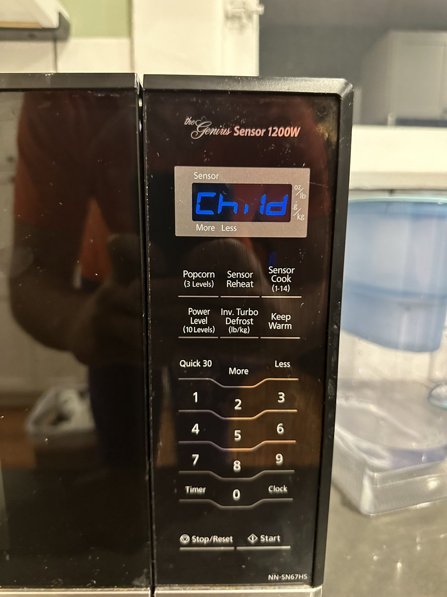 2joynz's tweet photo. just discovered that my microwave has a preset for reheating children 😍 https://t.co/WjtFz0t1hB