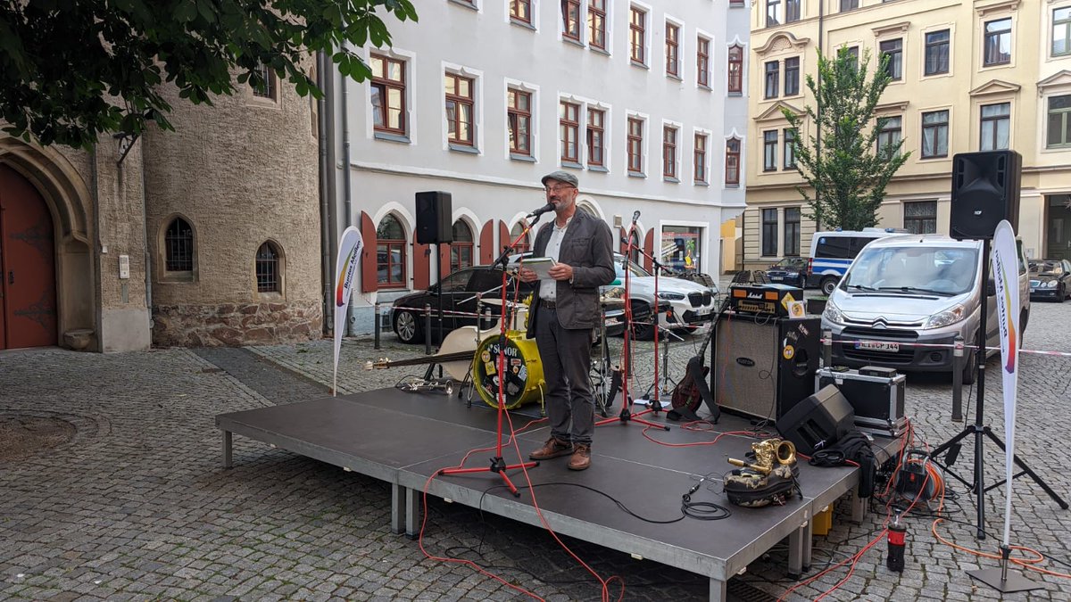 Buntes Meißen e.V. (@buntes_meissen) on Twitter photo 200 Menschen setzten gestern in #Meißen noch einmal ein Zeichen für die #Demokratie und ein friedliches Miteinander. Wir danken allen TeilnehmerInnen, allen RednerInnen und natürlich der <a href="/OffbeatCoop/">Offbeat Cooperative</a> die uns sensationell musikalisch unterstützt haben. Bis zum nächsten Mal. 200 Menschen setzten gestern in #Meißen noch einmal ein Zeichen für die #Demokratie und ein friedliches Miteinander. Wir danken allen TeilnehmerInnen, allen RednerInnen und natürlich der <a href="/OffbeatCoop/">Offbeat Cooperative</a> die uns sensationell musikalisch unterstützt haben. Bis zum nächsten Mal.