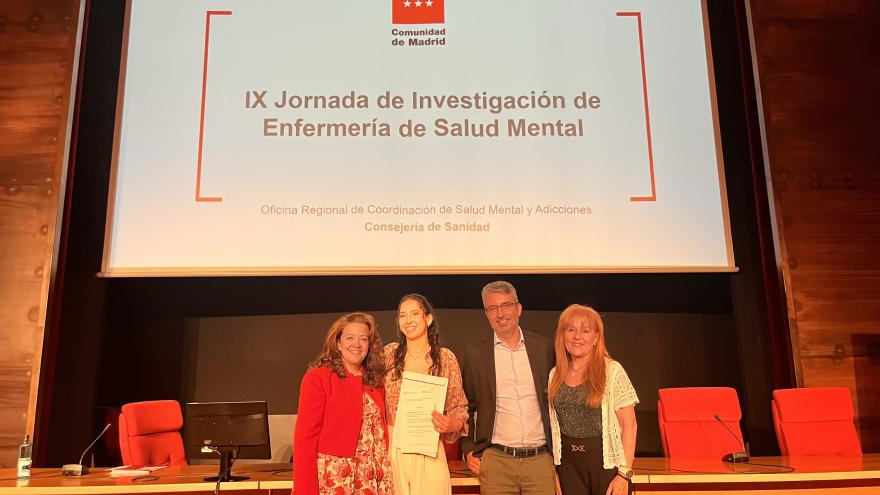 Enfermería #HospitalPuertaHierro celebra premio de Elena Minaya al mejor TFR de la Comunidad de Madrid en IX Jornada Investigación Enfermería Salud Mental. Enhorabuena Minaya y equipo <a href="/elfo129/">Almudena Santano Magariño</a> <a href="/begodeandres75/">Begoña de Andrés</a> <a href="/pmaese/">Paz Maese</a> <a href="/LaMayanga/">Mar Esteve Avila</a> <a href="/SaludMadrid/">Salud Madrid</a> <a href="/HectorNafria/">Héctor Nafría</a>