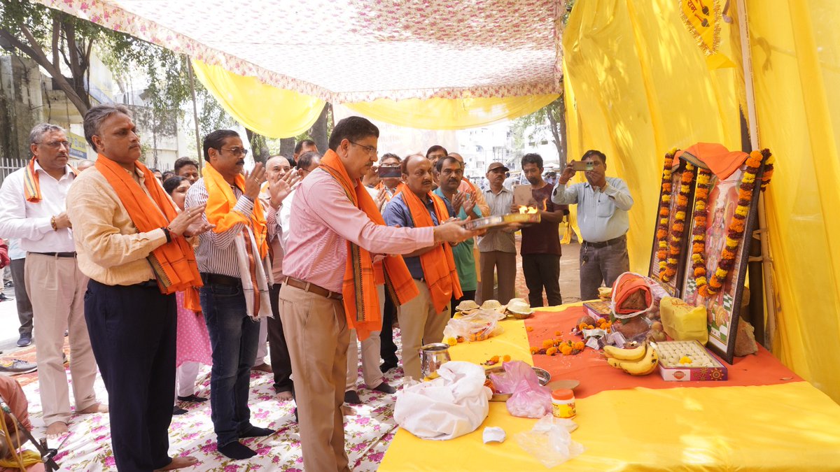 lkouniv's tweet photo. ज्येष्ठ माह के द्वितीय बड़े मंगलवार के पावन अवसर पर माननीय कुलपति प्रो आलोक कुमार राय ने शिक्षकों, अधिकारियों व कर्मचारियों के साथ विश्वविद्यालय परिसर में आयोजित पूजन कार्यक्रम में सम्मिलित होकर भंडारे में प्रसाद ग्रहण किया! https://t.co/JubqSuDSJS