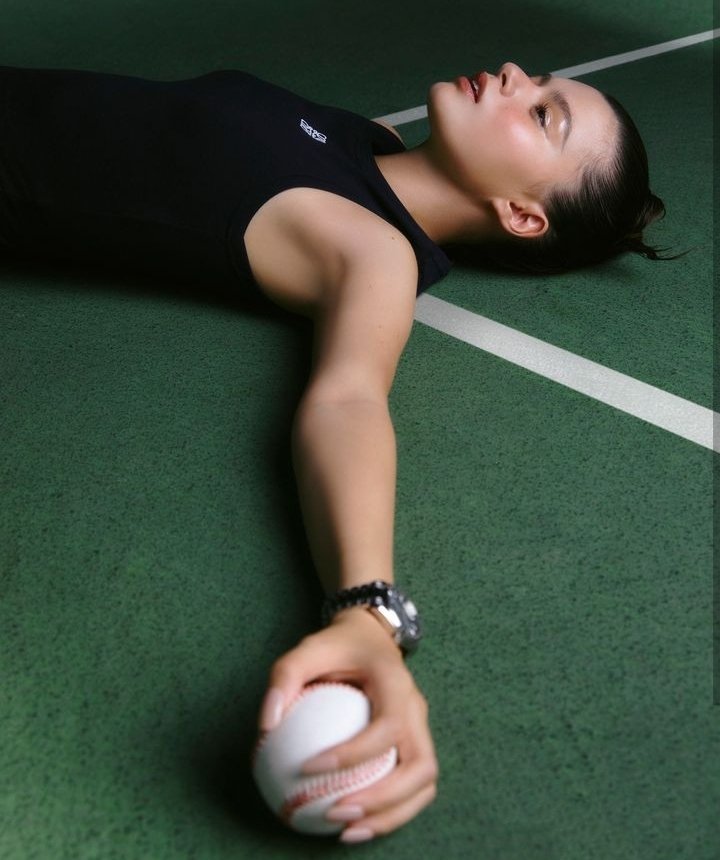 listelandcom's tweet photo. She looks extremely sporty and it suits her very well 😘😍🤩
#BeckysAngels #RebeccaArmstrong @AngelssBecky https://t.co/IFB47ovn42