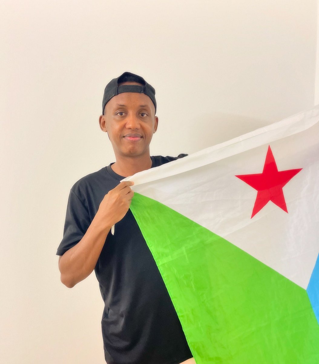 Kader_K_'s tweet photo. Les indépendantistes djiboutiens, pour la plupart âgés d’une vingtaine d’années, étaient jeunes mais visionnaires, prêts à mourir pour leurs convictions. Incorruptibles et animés par un amour profond pour leur terre, ils ont donné sueur et sang pour les 23 200 km² que nous avons hérités d'eux.
Comment honorer cet héritage et respecter leur sacrifice ? En prenant soin de notre terre et en la préservant de notre souillure. Le mois de juin doit être un mois de réconnexion avec notre pays, un mois d’embellissement, un mois de grand nettoyage et d’entretien.
Réveillons nos consciences et engageons-nous à protéger notre environnement. Chaque geste compte : planter un arbre, ramasser les déchets, sensibiliser notre entourage. Faisons de juin un symbole de notre dévouement à Djibouti, un moment où nous montrons que nous sommes dignes des sacrifices de nos héros.
Ensemble, transformons notre pays en un lieu où la propreté et la verdure reflètent notre fierté et notre respect pour ceux qui ont lutté pour notre liberté. Leur héritage mérite notre engagement total. 
#RéconnexionDjibouti