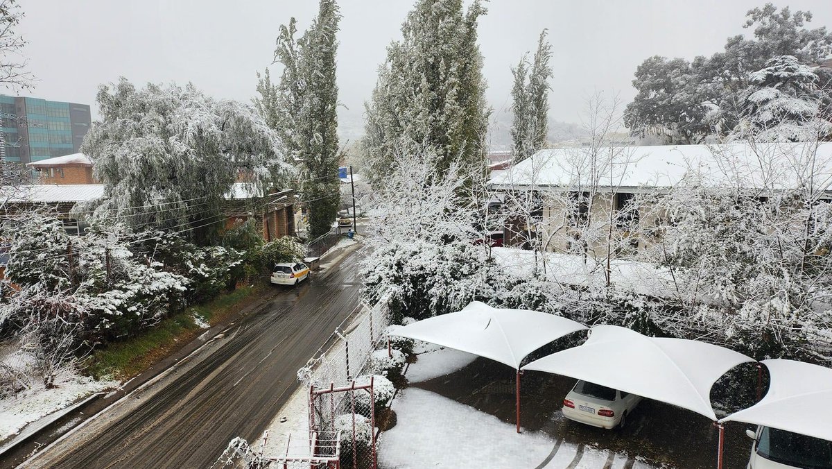 "Under the blanket of white"🇱🇸❤️...make a frosty decision...visit Lesotho!!😊

#SnowTimeInLesotho #VisitLesotho #KeLapeng
