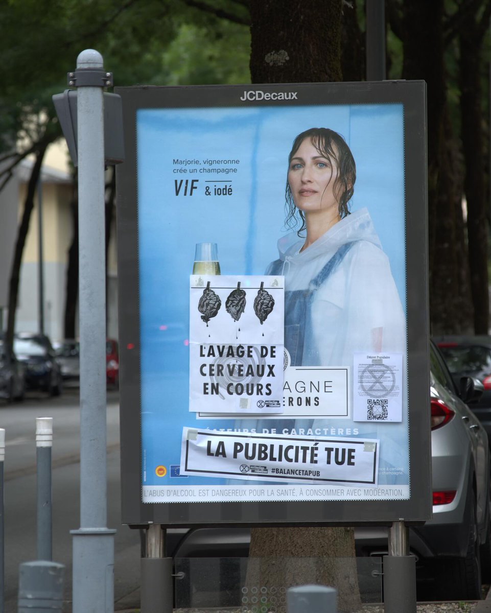 xrFrance's tweet photo. 🃏 Dans la familles des actions de désobéissance civile à faire "en bas de chez soi" voici celle de @XRChambery 👉 150 affiches publicitaires détournées 👏

#Chambery
#AntiPub https://t.co/ObExhmBEFT