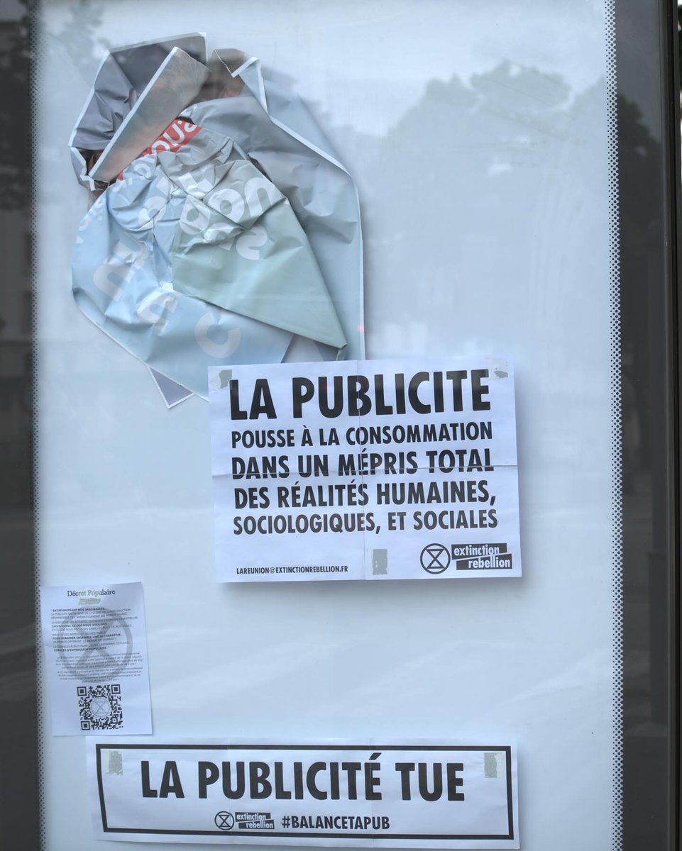 xrFrance's tweet photo. 🃏 Dans la familles des actions de désobéissance civile à faire "en bas de chez soi" voici celle de @XRChambery 👉 150 affiches publicitaires détournées 👏

#Chambery
#AntiPub https://t.co/ObExhmBEFT