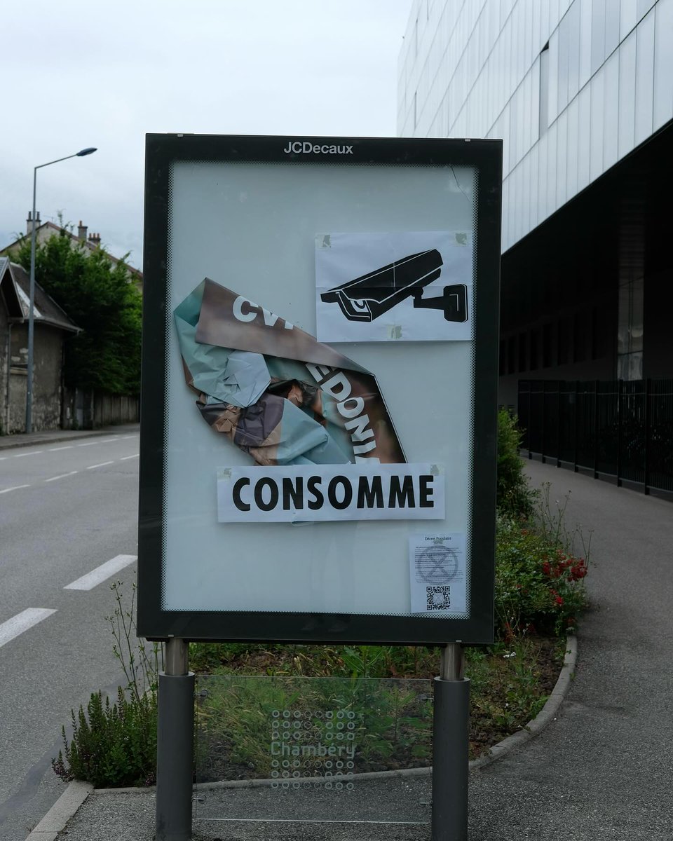 xrFrance's tweet photo. 🃏 Dans la familles des actions de désobéissance civile à faire "en bas de chez soi" voici celle de @XRChambery 👉 150 affiches publicitaires détournées 👏

#Chambery
#AntiPub https://t.co/ObExhmBEFT