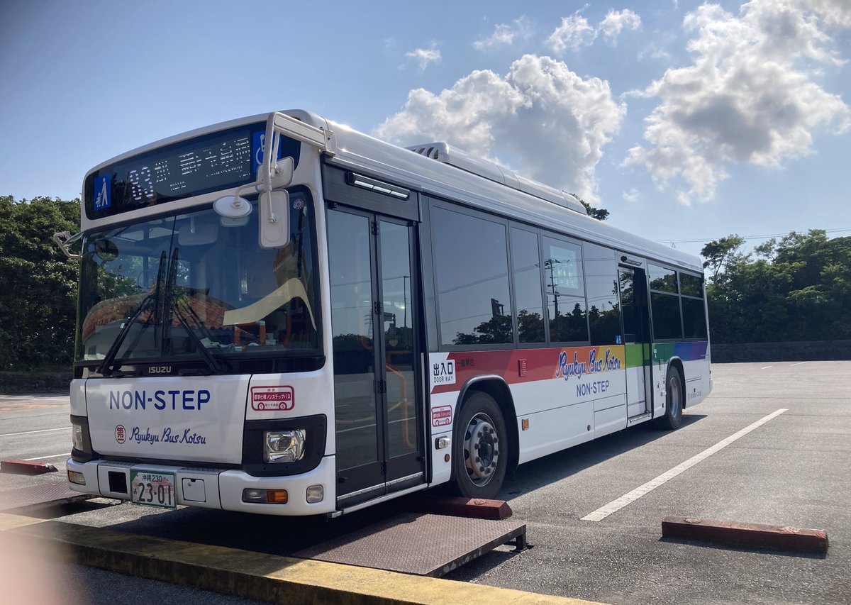 玉泉洞線もつのも、首里城柄ナンバー車両に乗るのも久しぶり( 'ω')

※少しだけ指がおじゃましてます😞