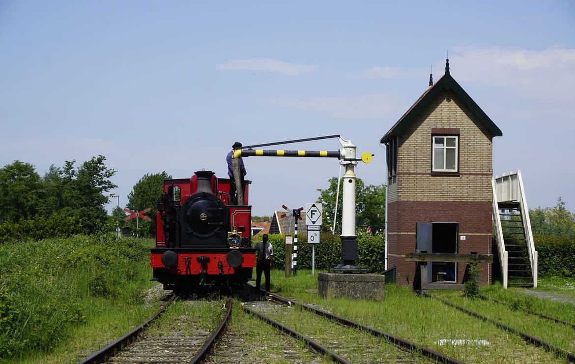 Die Dampflok Bison der SGB, aufgenommen Station Hoedekenskerke am 19.05.2024 hier gerade beim Wasser fassen