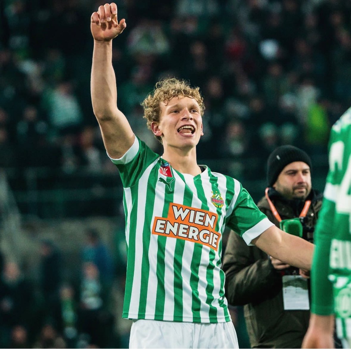 Leopold Querfeld (20) 🇦🇹
Rapid Wien 🇦🇹
CB
Breaking into the first team at the end of the 21/22 season, he immediately impressed. Advanced to being a starter right away &amp; captaining his team at 20. Excited to see him at the EUROs.
Move to top 5 league expected 👀
💰: 5 000 000€