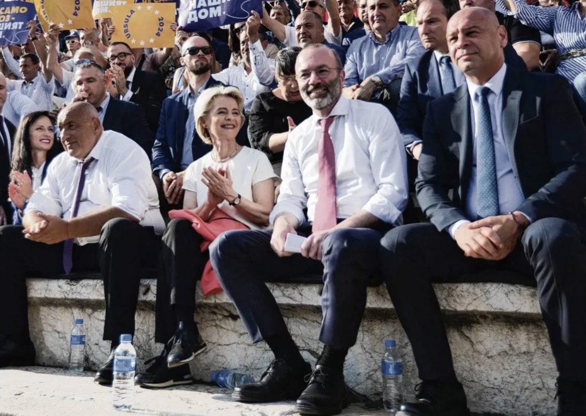 Collette75P's tweet image. ⁦@vonderleyen⁩ : look how typiccal modest you take your place and the men next to you take all the room there is…men/legs-&amp;gt; No place for women🤣😢