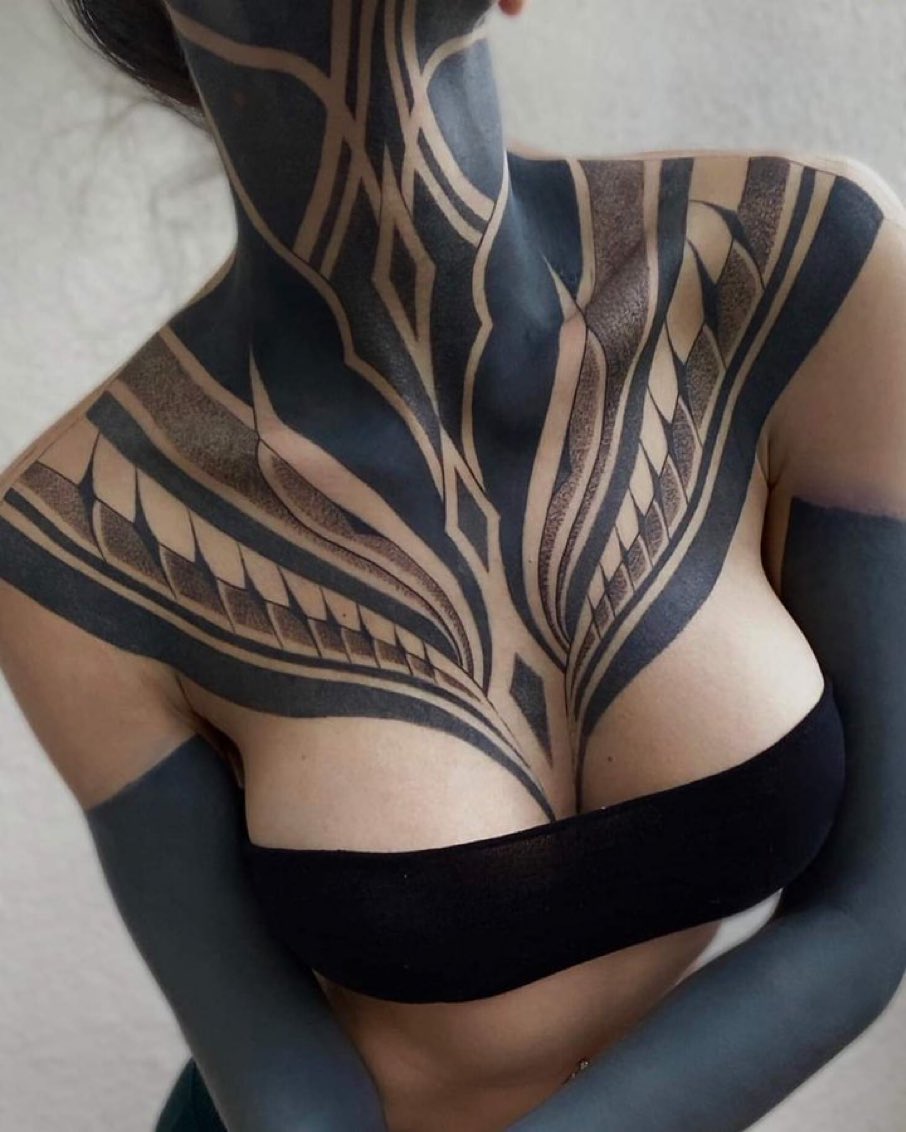 De lijnen naar de borst zo vind ik heel mooi. Naar boven, op de hals weet ik het niet