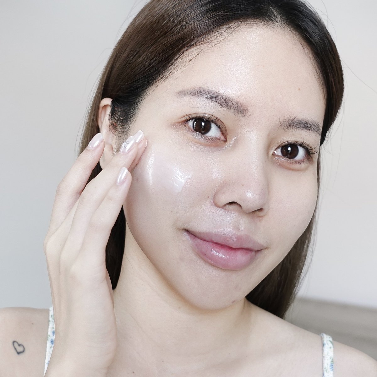 mychanita's tweet image. ใครผิวแห้งมาก แห้งแบบไม่ไหวแล้ว อยากให้ลอง Zeroid Intensive Repair-C เค้าเป็นเวชสำอางจากเกาหลี นี่ลองแล้วชอบมาก ดีกว่าที่คิดเยอะเลย ใช้แล้วผิวชุ่มชื้นขั้นสุดจริงๆ เสริมผิวแข็งแรงดีมากกก มีวิตซีช่วยปรับผิวให้ใสขึ้นด้วย ความหมองคล้ำนี่หลบไปเลย ตอนนี้ผิวทั้งฉ่ำทั้งไบรท์เว่ออออ…