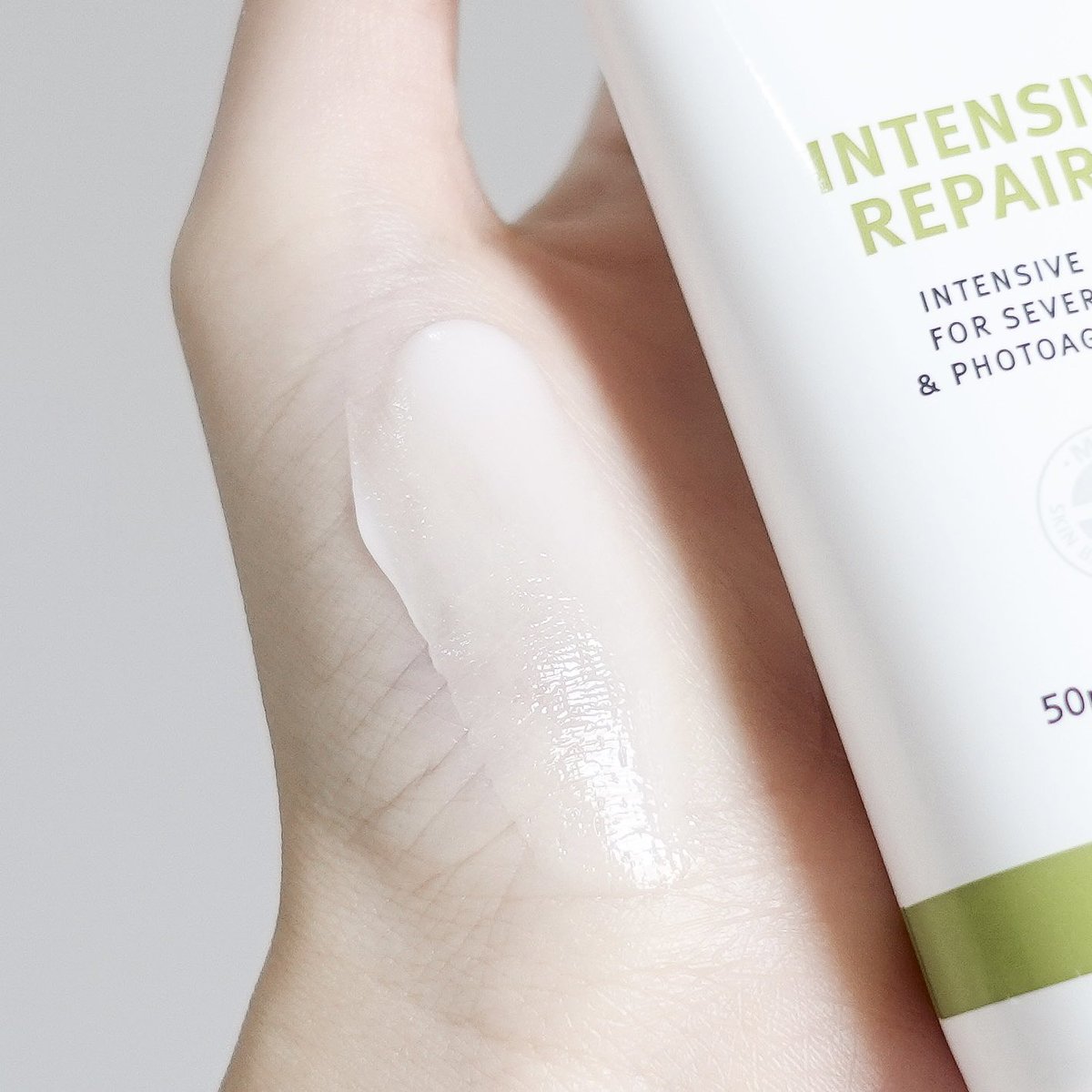 mychanita's tweet image. ใครผิวแห้งมาก แห้งแบบไม่ไหวแล้ว อยากให้ลอง Zeroid Intensive Repair-C เค้าเป็นเวชสำอางจากเกาหลี นี่ลองแล้วชอบมาก ดีกว่าที่คิดเยอะเลย ใช้แล้วผิวชุ่มชื้นขั้นสุดจริงๆ เสริมผิวแข็งแรงดีมากกก มีวิตซีช่วยปรับผิวให้ใสขึ้นด้วย ความหมองคล้ำนี่หลบไปเลย ตอนนี้ผิวทั้งฉ่ำทั้งไบรท์เว่ออออ…