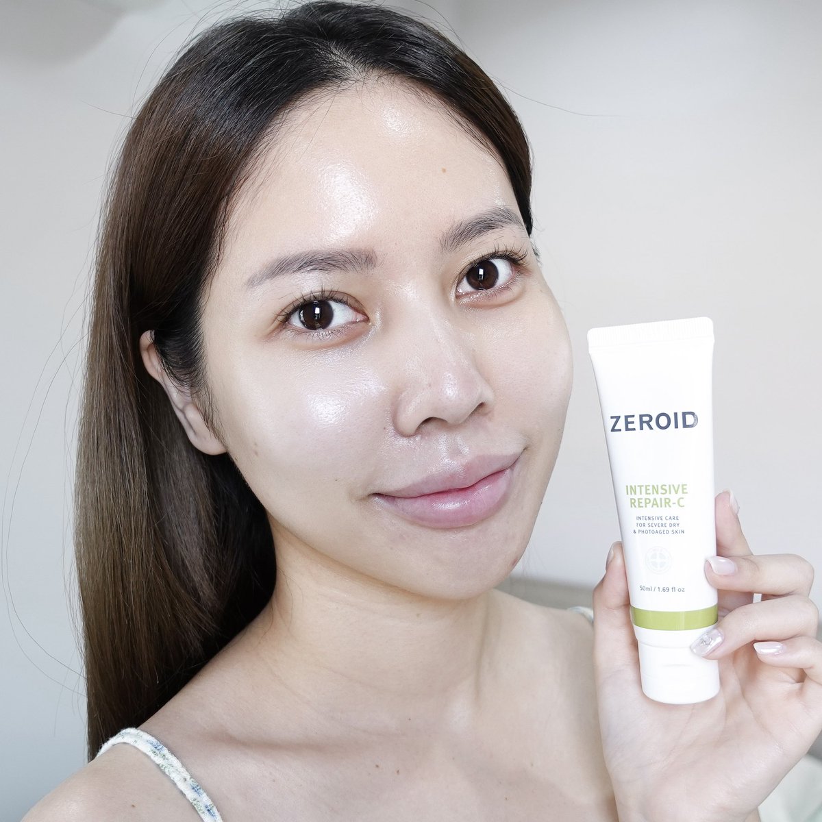 mychanita's tweet image. ใครผิวแห้งมาก แห้งแบบไม่ไหวแล้ว อยากให้ลอง Zeroid Intensive Repair-C เค้าเป็นเวชสำอางจากเกาหลี นี่ลองแล้วชอบมาก ดีกว่าที่คิดเยอะเลย ใช้แล้วผิวชุ่มชื้นขั้นสุดจริงๆ เสริมผิวแข็งแรงดีมากกก มีวิตซีช่วยปรับผิวให้ใสขึ้นด้วย ความหมองคล้ำนี่หลบไปเลย ตอนนี้ผิวทั้งฉ่ำทั้งไบรท์เว่ออออ…