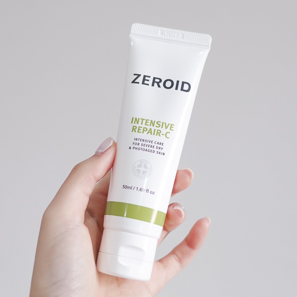 mychanita's tweet image. ใครผิวแห้งมาก แห้งแบบไม่ไหวแล้ว อยากให้ลอง Zeroid Intensive Repair-C เค้าเป็นเวชสำอางจากเกาหลี นี่ลองแล้วชอบมาก ดีกว่าที่คิดเยอะเลย ใช้แล้วผิวชุ่มชื้นขั้นสุดจริงๆ เสริมผิวแข็งแรงดีมากกก มีวิตซีช่วยปรับผิวให้ใสขึ้นด้วย ความหมองคล้ำนี่หลบไปเลย ตอนนี้ผิวทั้งฉ่ำทั้งไบรท์เว่ออออ…