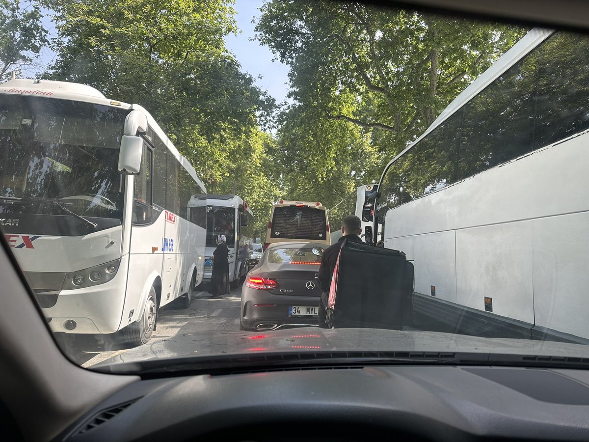 gzemozer's tweet photo. @AysegulOzOv Sayın Ayşegül hanim Florya Atarürk ormanina gonderilen servisler sebebiyle her sabah bu yol sıkısıyor. Artik kalabalik yuzunden ormana gidemiyoruz, onu da gectim trafigi yuzunden okula, ise de gidemiyoruz. Konuyla ilgilenmenizi rica ediyorum. https://t.co/3vQEoR2dzG