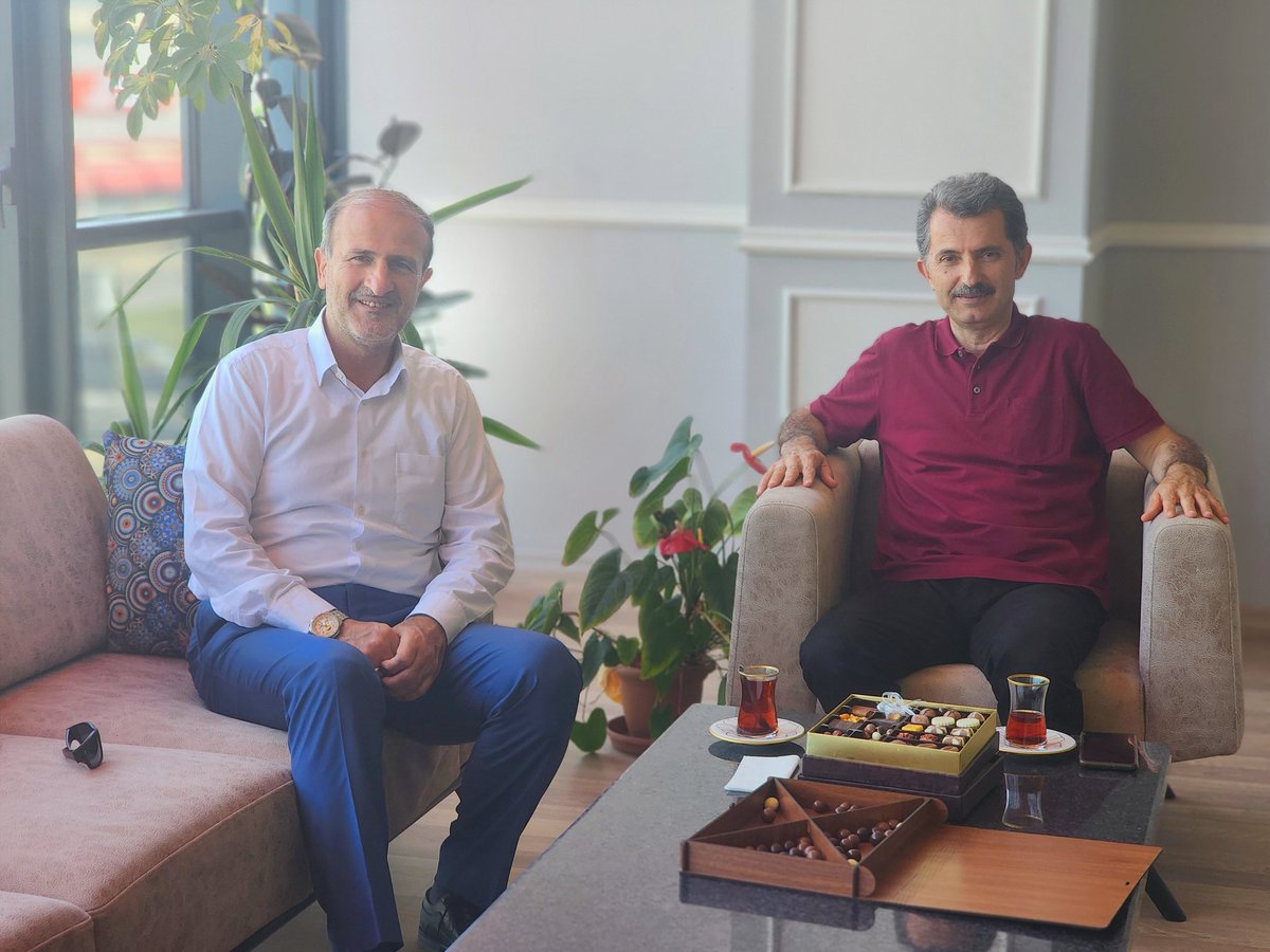 Davamıza ve milletimize hizmetleri olan, gençliğimizden beri yol arkadaşımız Ahmet Acar Başkanımızın evlatları ile beraber açmış olduğu Acar Şehir Planlama ofisinde ziyaret ettik. Rabbim yar ve yardımcısı olsun