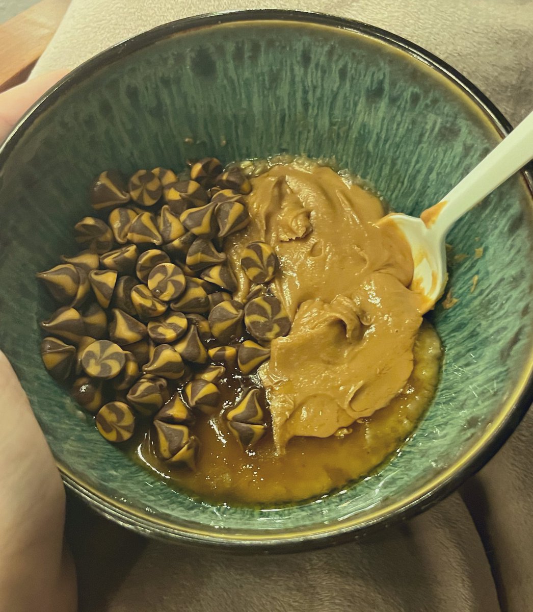 LittleStarrys's tweet photo. comfort food atm (brown sugar oatmeal, clover honey, peanut butter, and chocolate caramel chips) https://t.co/EvjyuRlZa1
