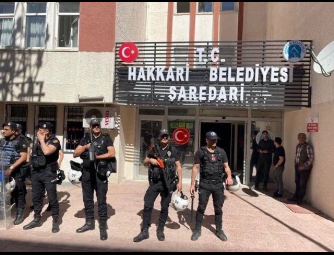 Hakkari Belediyesi'ne kayyım atanması, bir kez daha Kürt halkının iradesini yok sayma girişimidir. Kürtler bu zulme hiçbir zaman boyun eğmedi, eğmeyecektir. Her yerel seçim sonrası yapılan adaletsizlikler, yargısız irade gasplarına son verilmelidir arık! #KayyımaGeçitYok