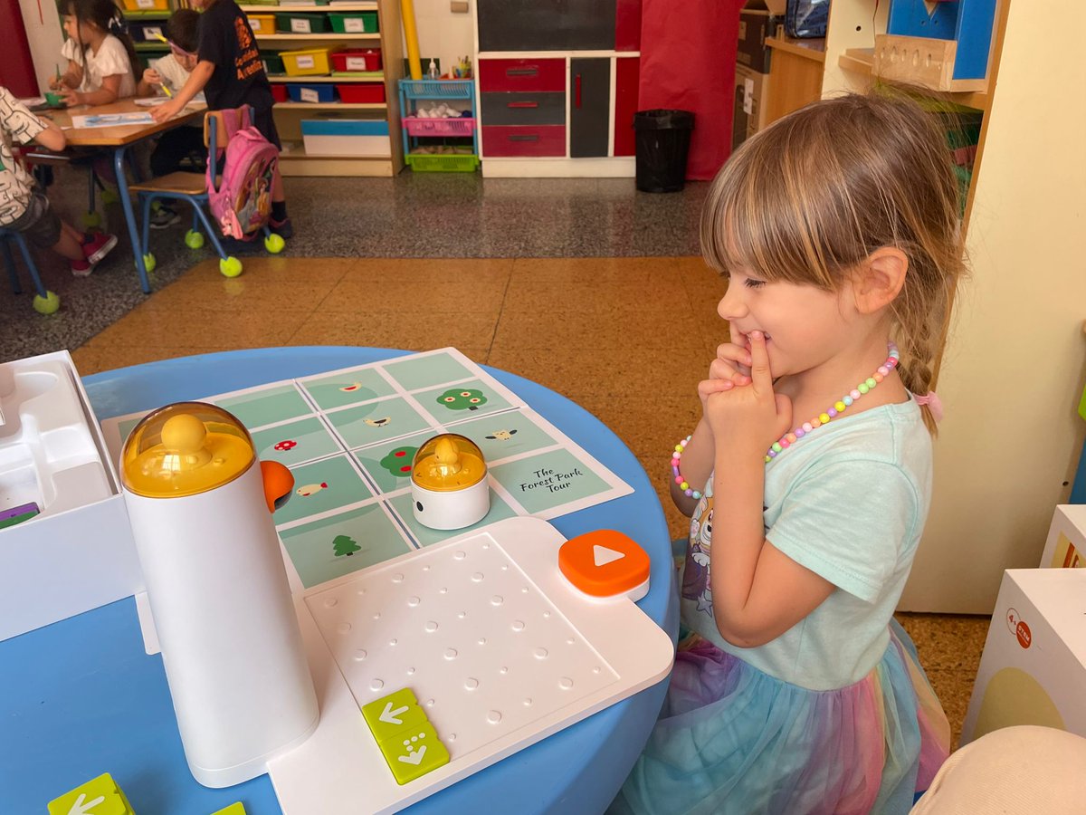 DigitalHogarsol's tweet image. Nuestro alumnado de infantil realiza sus últimas sesiones de Pensamiento Computacional de este curso. En esta ocasión con #Matatalab
Disfrutan descubriendo, probando recorridos y mejorando su pensamiento espacial por ensayo y error.
@cepmalaga 
@educacion3_0 
@EducaAnd