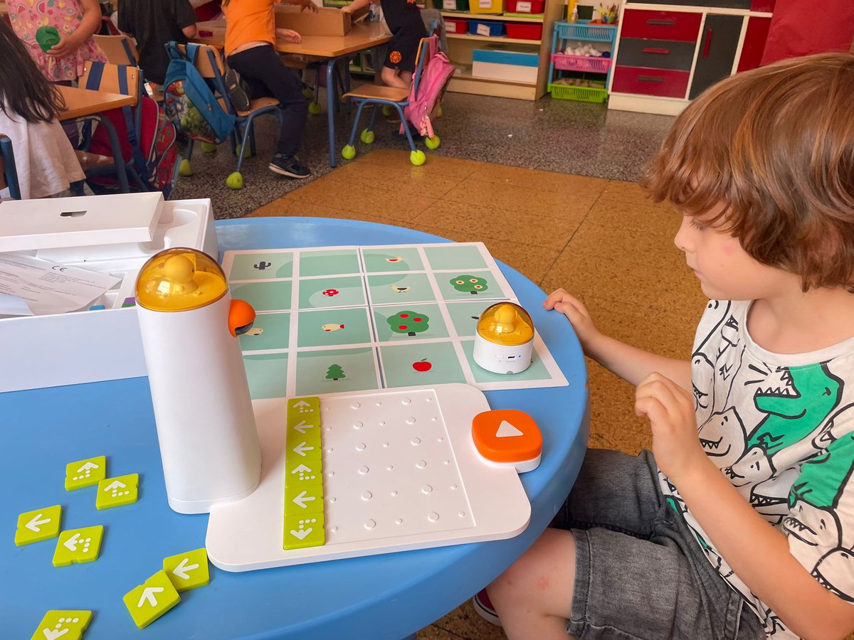 DigitalHogarsol's tweet image. Nuestro alumnado de infantil realiza sus últimas sesiones de Pensamiento Computacional de este curso. En esta ocasión con #Matatalab
Disfrutan descubriendo, probando recorridos y mejorando su pensamiento espacial por ensayo y error.
@cepmalaga 
@educacion3_0 
@EducaAnd