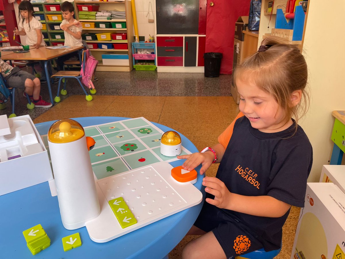 DigitalHogarsol's tweet image. Nuestro alumnado de infantil realiza sus últimas sesiones de Pensamiento Computacional de este curso. En esta ocasión con #Matatalab
Disfrutan descubriendo, probando recorridos y mejorando su pensamiento espacial por ensayo y error.
@cepmalaga 
@educacion3_0 
@EducaAnd
