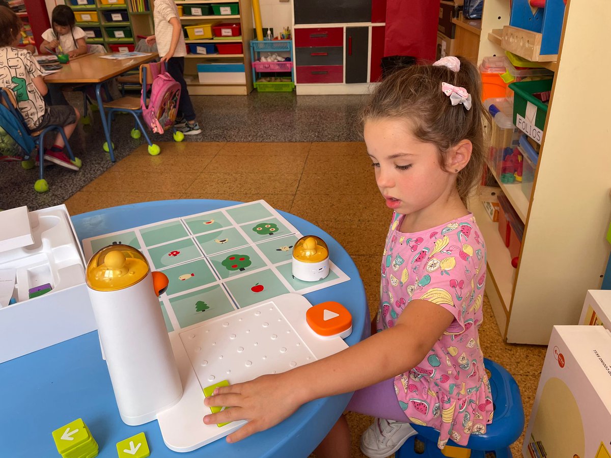 DigitalHogarsol's tweet image. Nuestro alumnado de infantil realiza sus últimas sesiones de Pensamiento Computacional de este curso. En esta ocasión con #Matatalab
Disfrutan descubriendo, probando recorridos y mejorando su pensamiento espacial por ensayo y error.
@cepmalaga 
@educacion3_0 
@EducaAnd