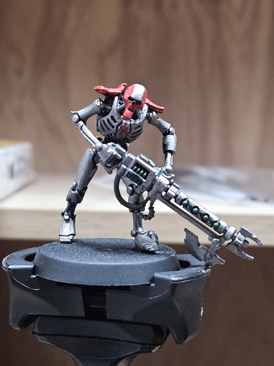 Taking a break from #fabtcg for a while. So new (OLD) hobby has returned! Basecoat on my first miniature in 10+ years! Not looking too bad I don't think 😅

#w40k #necrons #warhammer