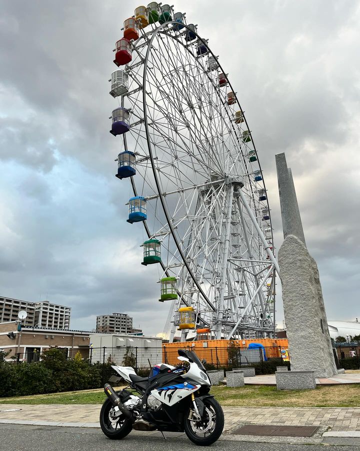 oliver_lis54893's tweet photo. 観覧車の下🎡 摩天楼に近づいてここまで来るとは知らなかった💦 これは観覧車の点灯時に迫力のある写真が撮れます🤔 #s1000rr #BMW #bmwmotorrad #bmws1000rr #bmws1000rrriders #bmws1000rrgram #s1krr https://t.co/5G4UCO31uo