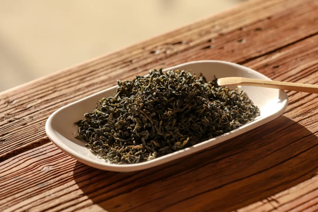 ThisisBijie's tweet photo. Wusa Roasted #Tea 🍵 from #Bijie's Weining county is made using an ancient #teamaking technique. Both hot and cold water can be used to soften the green tea leaves. The special teapot 🫖 is simple, unadorned, heat-resistant, and able to retain the tea's aroma. #BijieCulture https://t.co/EqFaHTHkfw