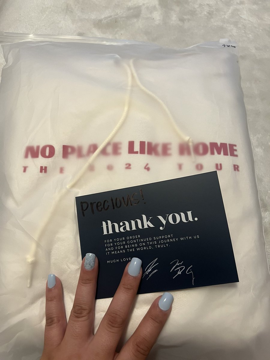 NashsGrace's tweet photo. SCREAMING CRYING THROWING UP!!!! My package arrived the day after I left on my trip for my little sisters birthday but AHHHH ITS HEREEEE!!!!! https://t.co/dclDAAOPZa