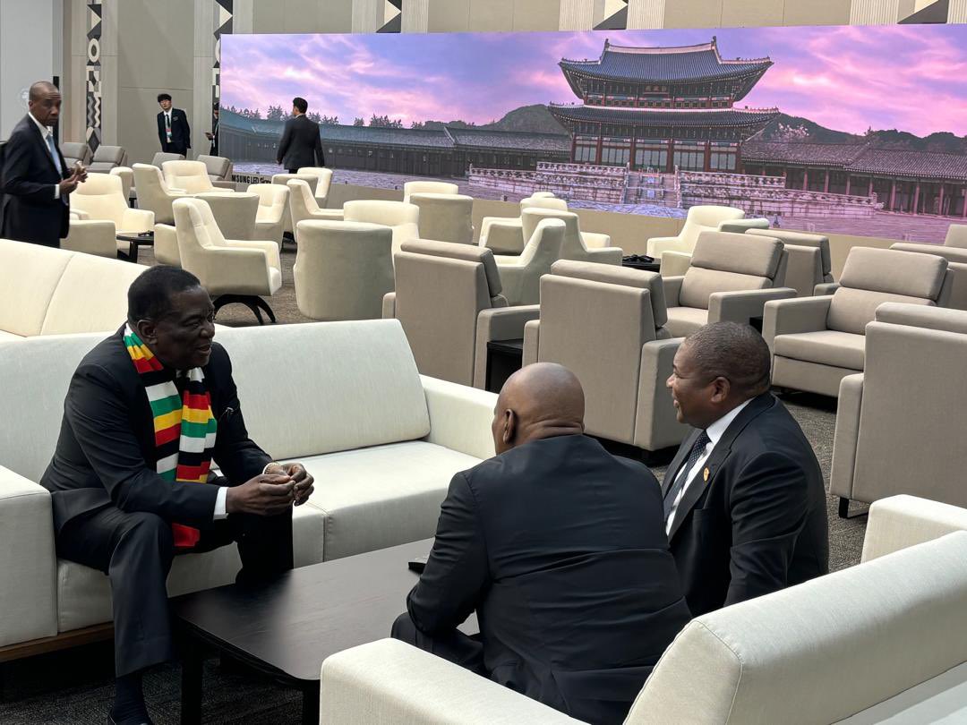 ChatuBellamine's tweet photo. This seating arrangement tells a lot about how our own @edmnangagwa is respected by other heads of state,learn or perish. https://t.co/KKRiQtdWh5