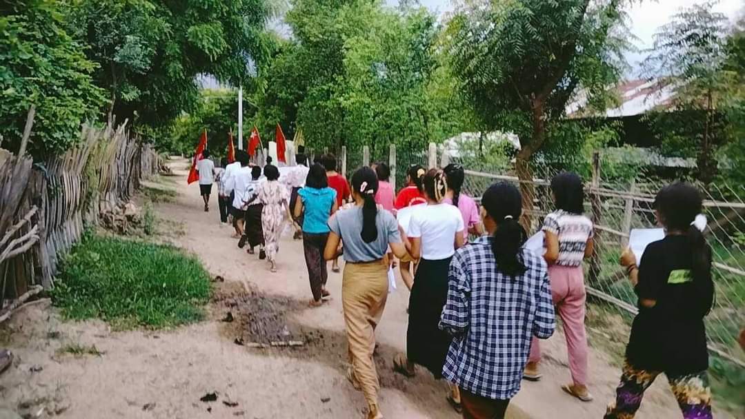 naingnaingaung's tweet photo. In the Sagaing Re, the Pyi Thu Arr Marn protest column &amp; the People's Holding Hands for Federal protest column carried out an anti-military dictatorship protest, displaying posters that read, "Resist unjust conscription law."
#SagaingProtest
#2024Jun4Coup
#WhatsHappeningInMyanmar https://t.co/AFNE5iMHsp