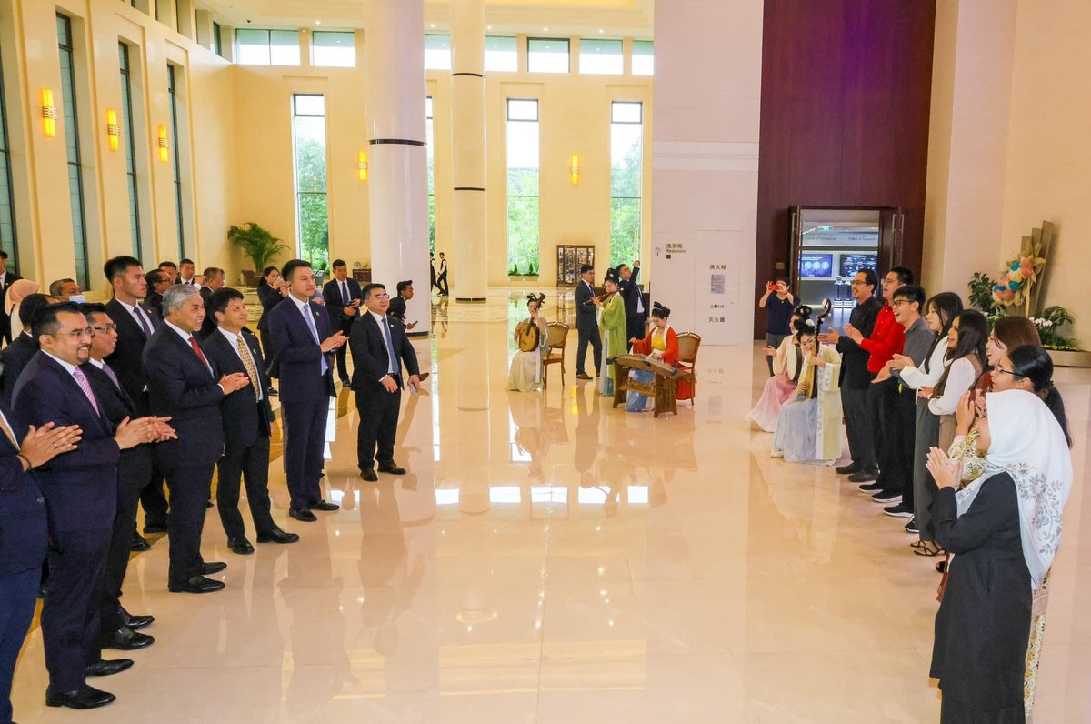 UM (MALAYSIA Team) won FIRST PRIZE (Category of the Practice Competition, Network Track) at Huawei ICT Competition 2023-2024 Global Final held in Shenzhen, China. 
Tang Jia Yang, U2102737
Chong Zheng Yi,  U2102854
Wu Xiaoxiao, S2100309

huawei.com/.../ict-compet…